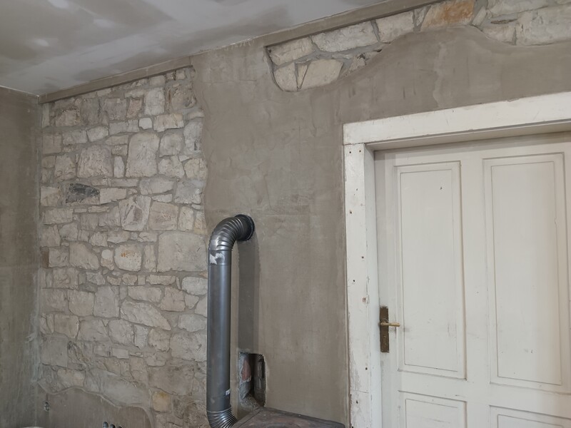 Kamenná interiérová zeď spárovaná aplikátorem spárovací hmoty